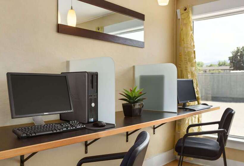 هتل Days Inn By Wyndham Kelowna