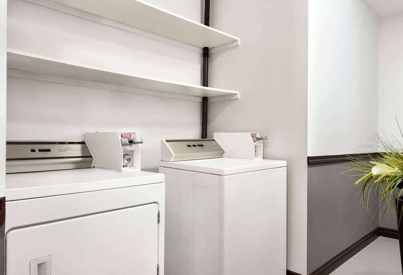 هتل Days Inn By Wyndham Kelowna
