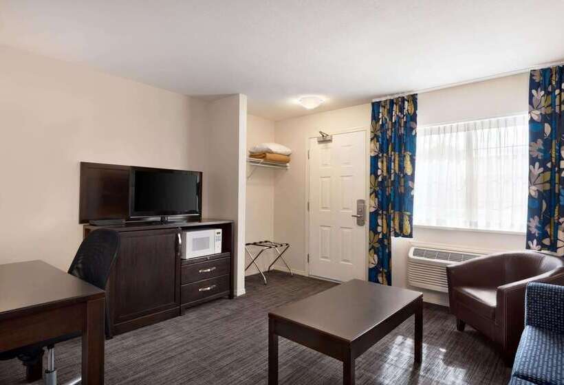 هتل Days Inn By Wyndham Kelowna