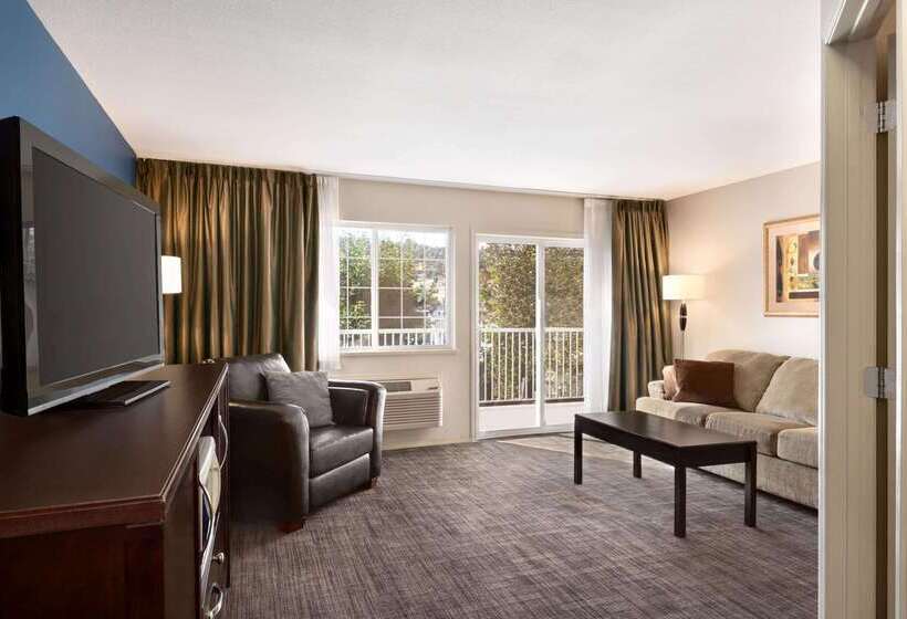 هتل Days Inn By Wyndham Kelowna