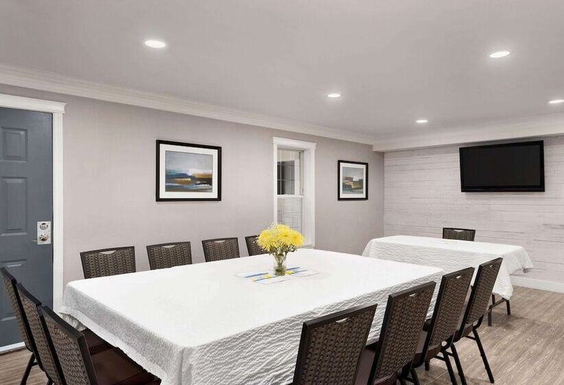 هتل Days Inn By Wyndham Kelowna