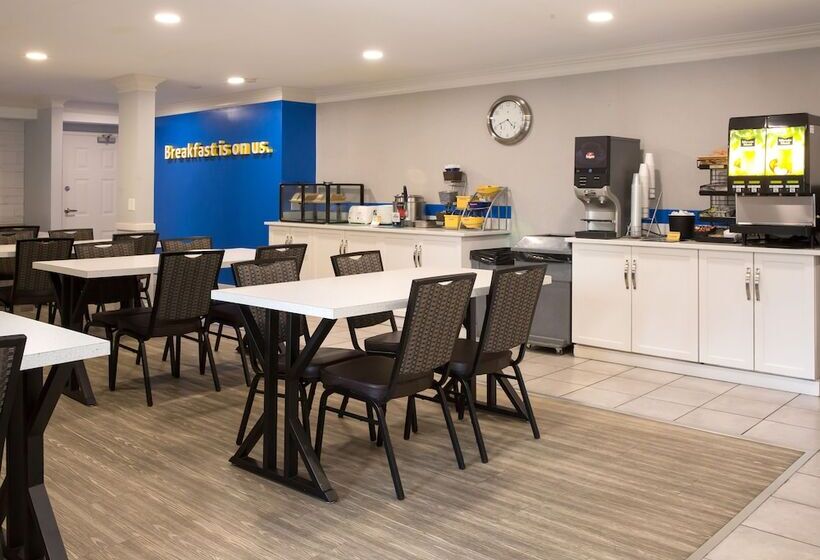 هتل Days Inn By Wyndham Kelowna