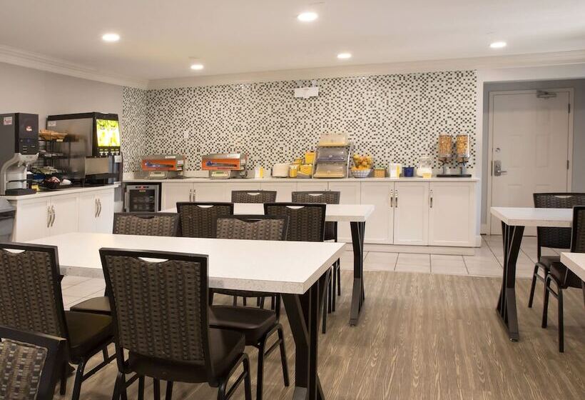 هتل Days Inn By Wyndham Kelowna