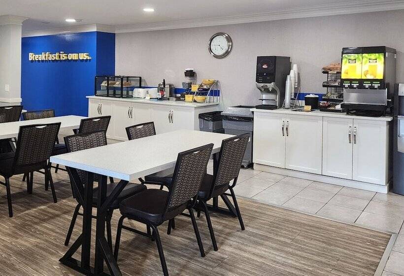 هتل Days Inn By Wyndham Kelowna