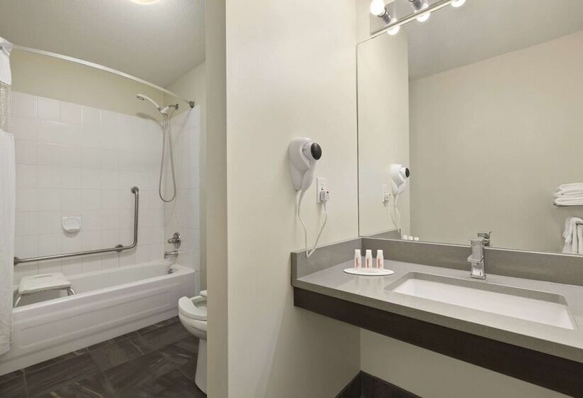 هتل Days Inn By Wyndham Kelowna