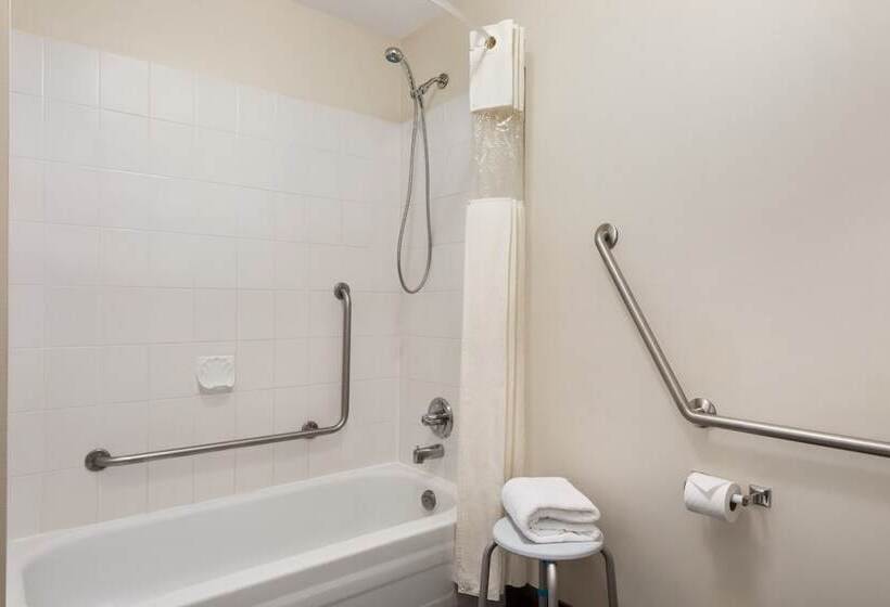 هتل Days Inn By Wyndham Kelowna