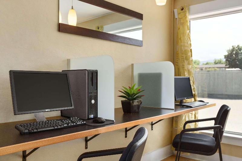 هتل Days Inn By Wyndham Kelowna