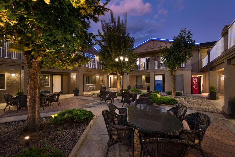 هتل Days Inn By Wyndham Kelowna