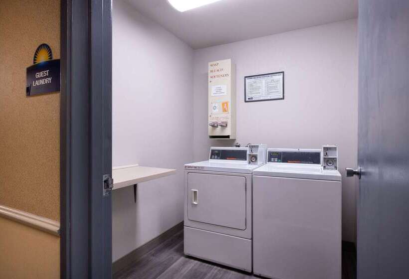 هتل Days Inn By Wyndham Lathrop