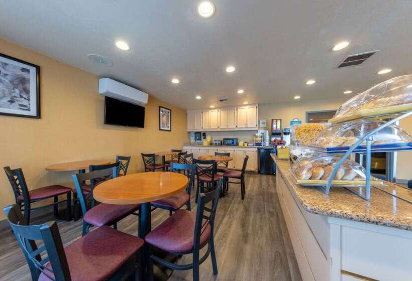 هتل Days Inn By Wyndham Lathrop