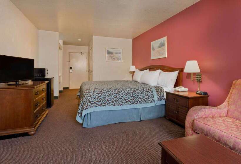 هتل Days Inn By Wyndham Lathrop
