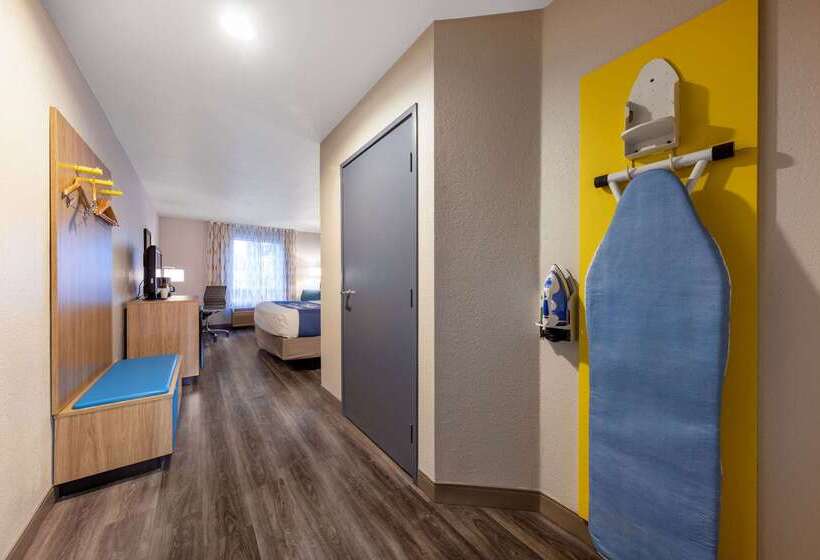 هتل Days Inn By Wyndham Lathrop