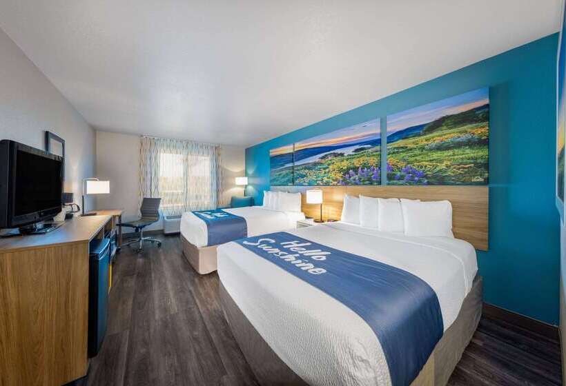 هتل Days Inn By Wyndham Lathrop