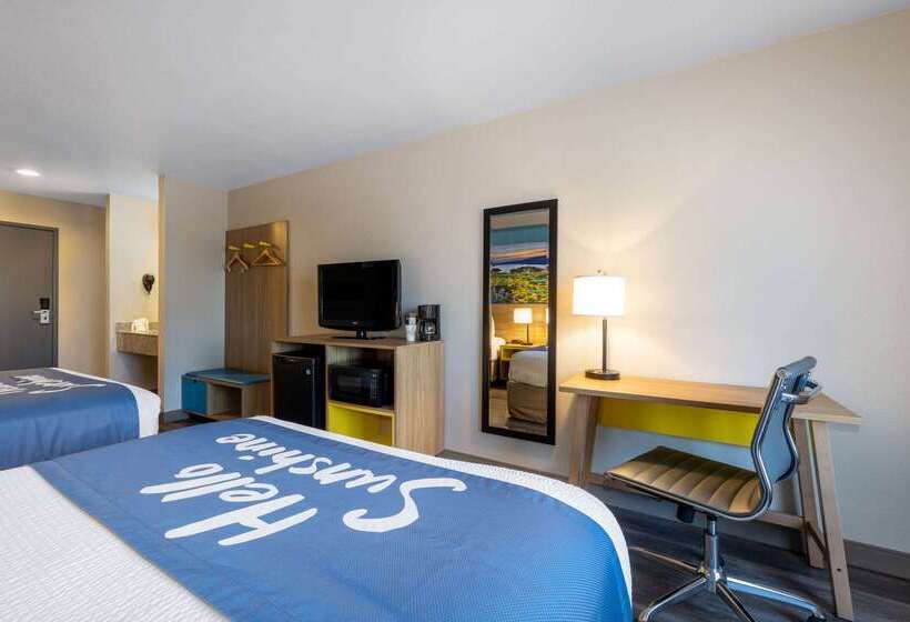 هتل Days Inn By Wyndham Lathrop
