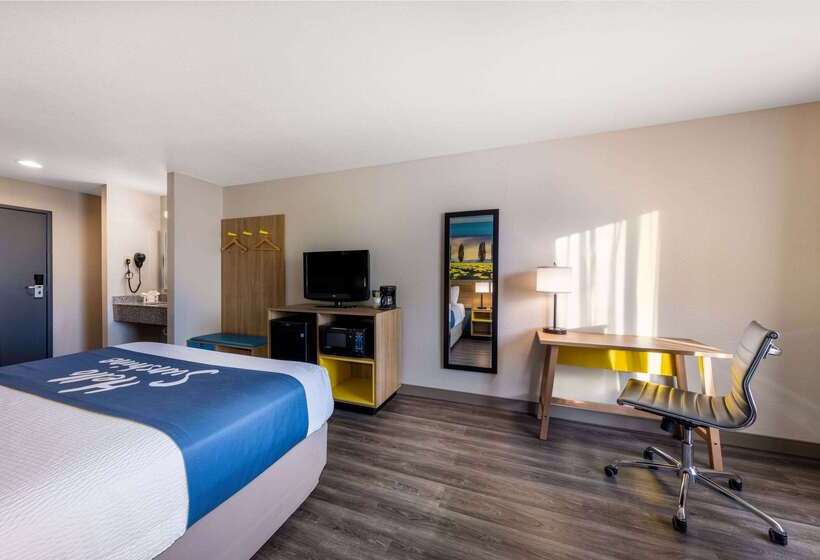 هتل Days Inn By Wyndham Lathrop