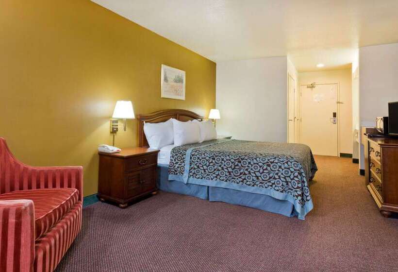 هتل Days Inn By Wyndham Lathrop