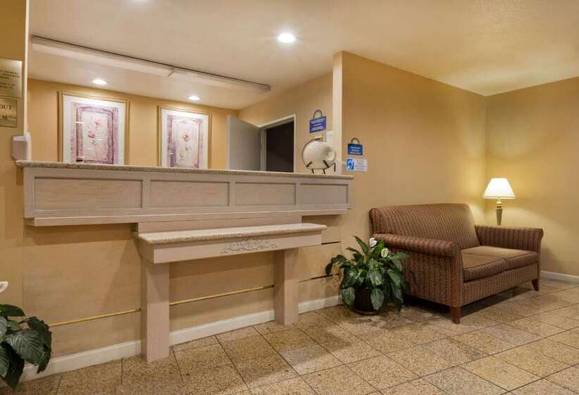 هتل Days Inn By Wyndham Lathrop