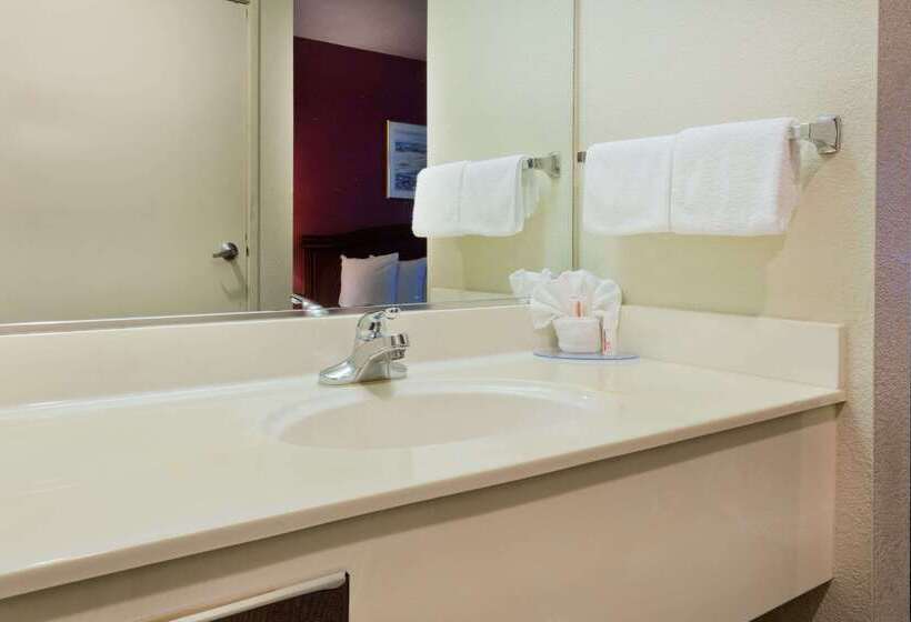 هتل Days Inn By Wyndham Lathrop
