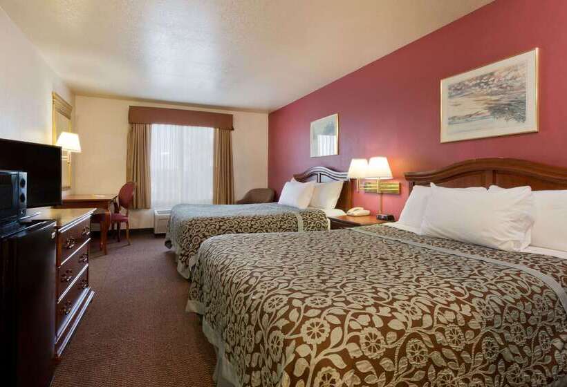 هتل Days Inn By Wyndham Lathrop