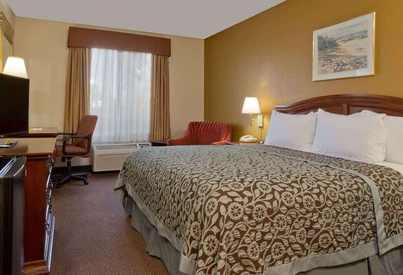هتل Days Inn By Wyndham Lathrop