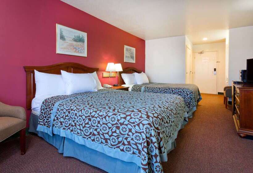 هتل Days Inn By Wyndham Lathrop