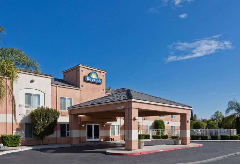 هتل Days Inn By Wyndham Lathrop