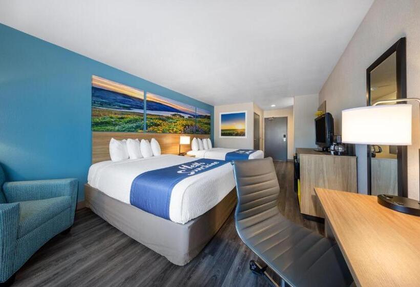 هتل Days Inn By Wyndham Lathrop