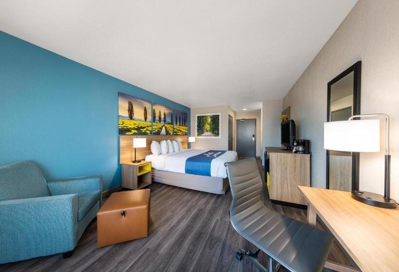 هتل Days Inn By Wyndham Lathrop