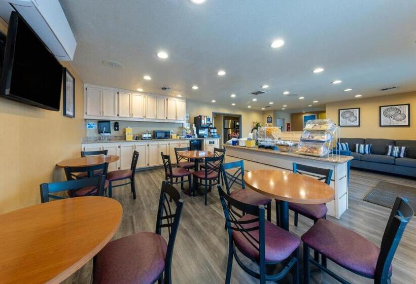 هتل Days Inn By Wyndham Lathrop