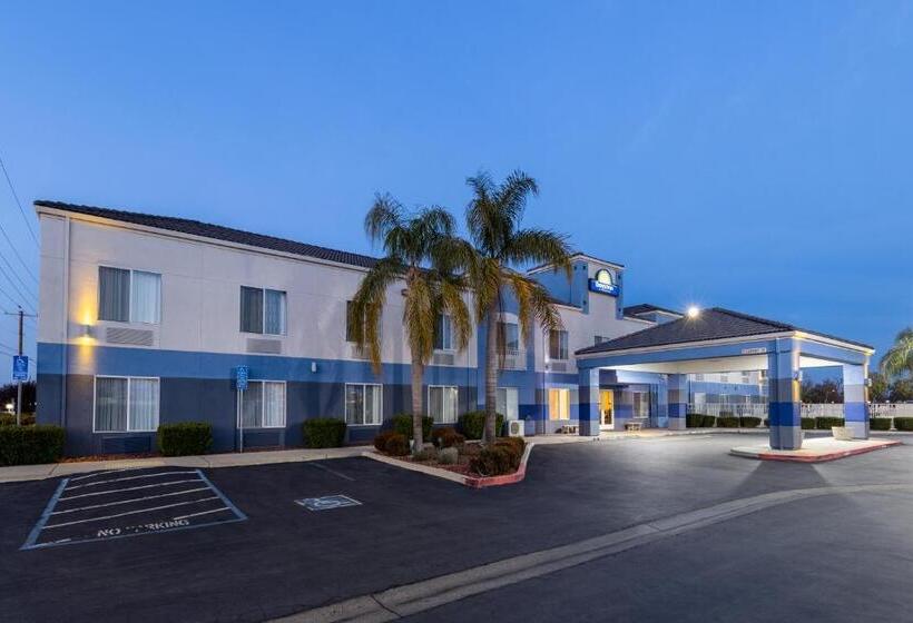 هتل Days Inn By Wyndham Lathrop