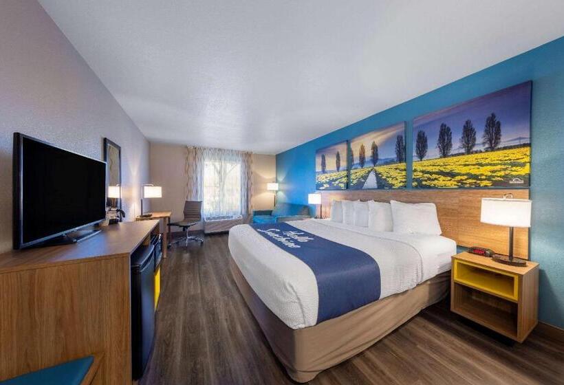هتل Days Inn By Wyndham Lathrop