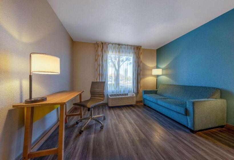 هتل Days Inn By Wyndham Lathrop