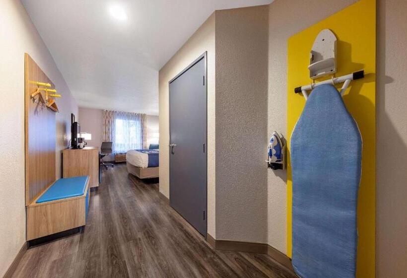 هتل Days Inn By Wyndham Lathrop