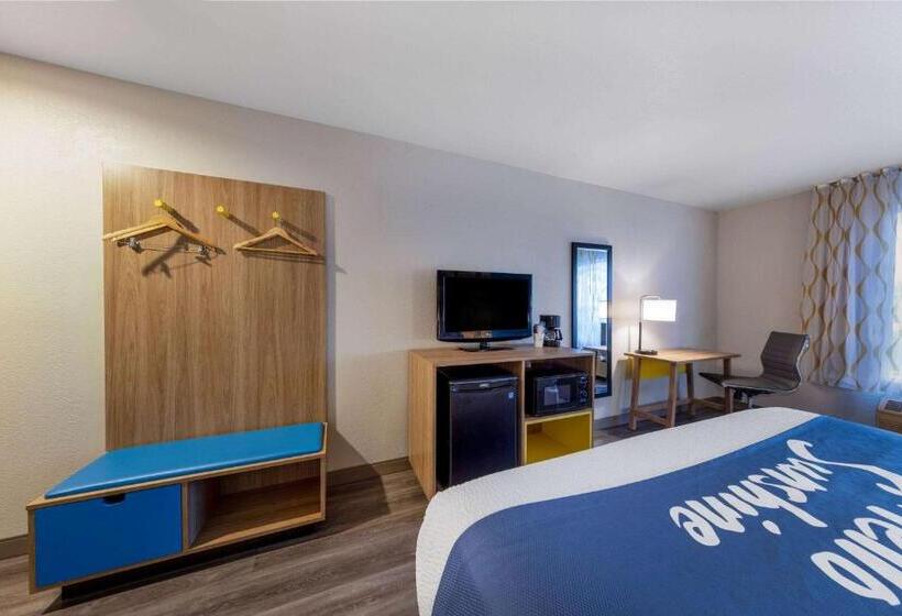 هتل Days Inn By Wyndham Lathrop