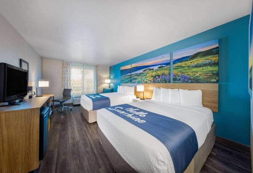 هتل Days Inn By Wyndham Lathrop