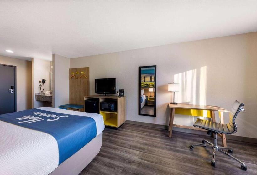 هتل Days Inn By Wyndham Lathrop