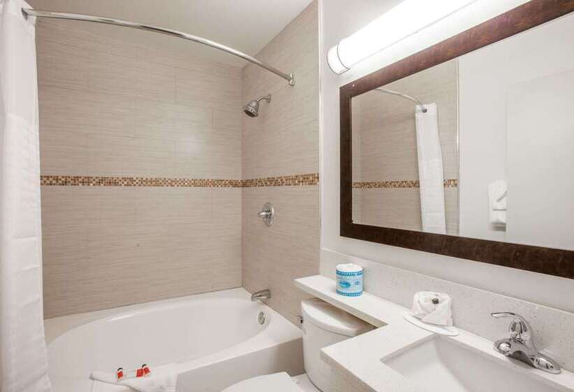 בית מלון כפרי Days Inn By Wyndham Orange Anaheim