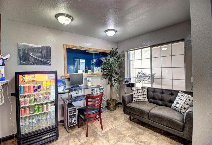Отель Days Inn & Suites By Wyndham Lolo