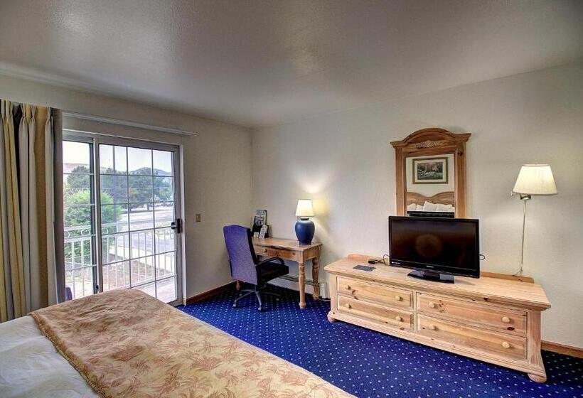 Отель Days Inn & Suites By Wyndham Lolo