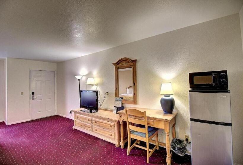 Отель Days Inn & Suites By Wyndham Lolo