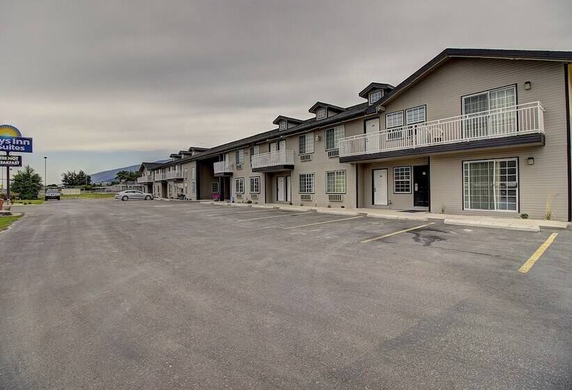 Отель Days Inn & Suites By Wyndham Lolo