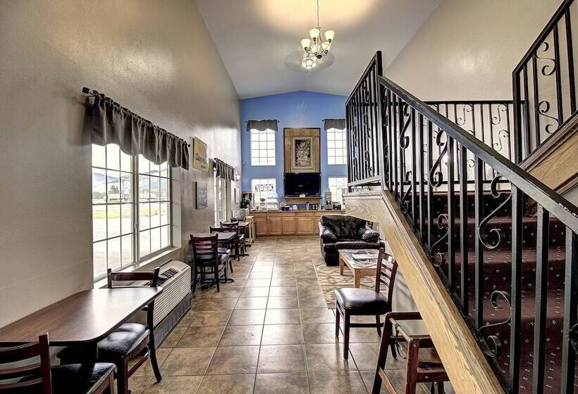 Отель Days Inn & Suites By Wyndham Lolo