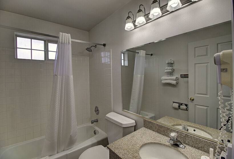 Отель Days Inn & Suites By Wyndham Lolo