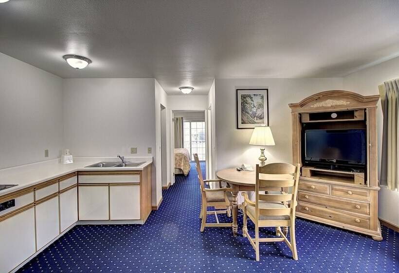 Отель Days Inn & Suites By Wyndham Lolo