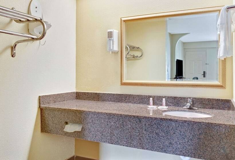 هتل Days Inn & Suites By Wyndham Stockbridge South Atlanta