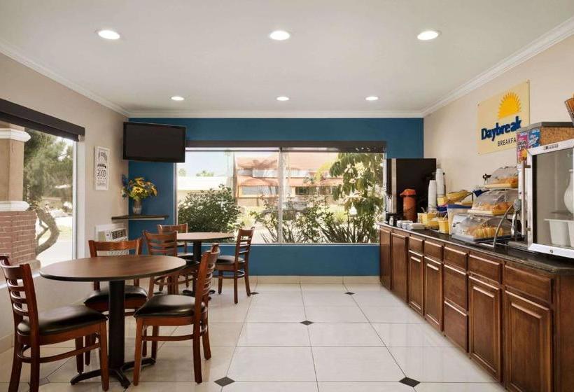 בית מלון כפרי Days Inn & Suites By Wyndham San Diego Sdsu