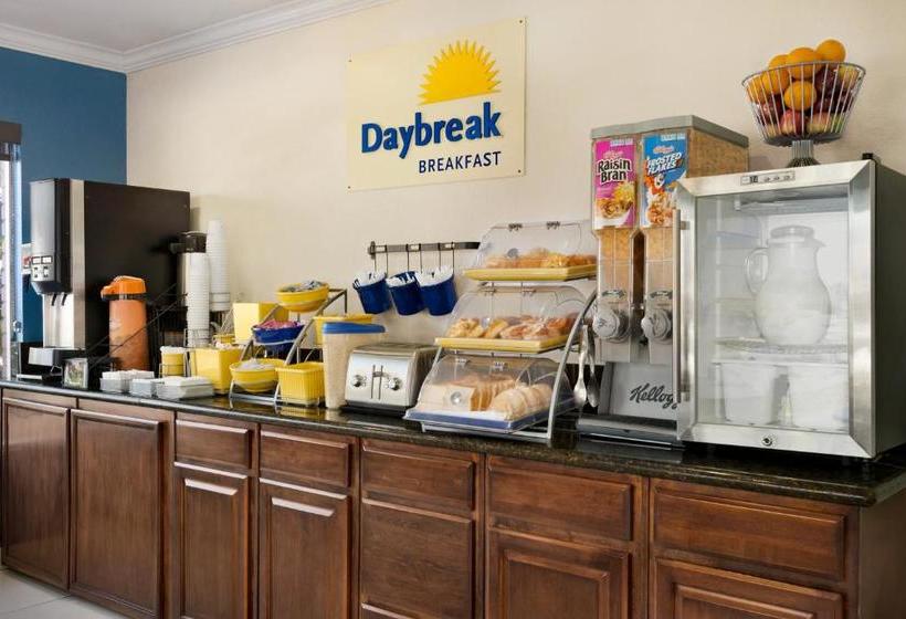 בית מלון כפרי Days Inn & Suites By Wyndham San Diego Sdsu