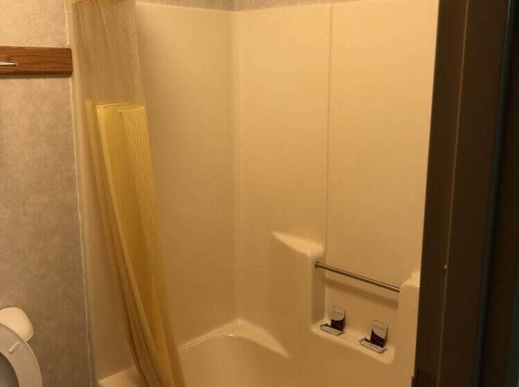 בית מלון כפרי Denison Inn & Suites