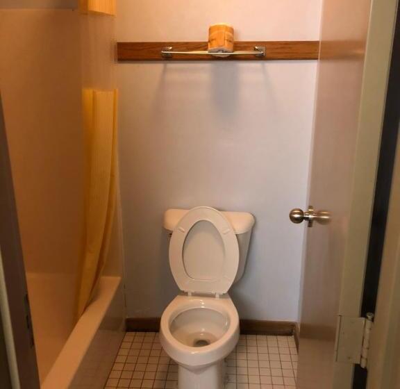 בית מלון כפרי Denison Inn & Suites