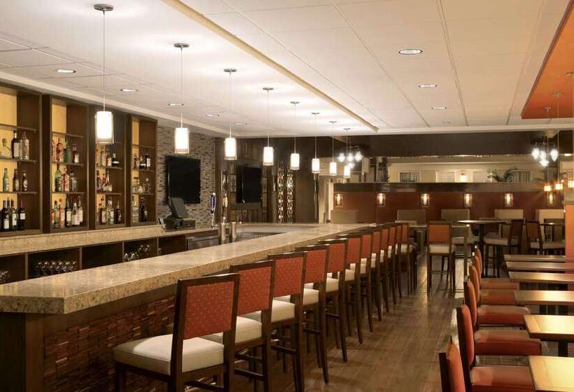 هتل Embassy Suites By Hilton Cleveland Beachwood